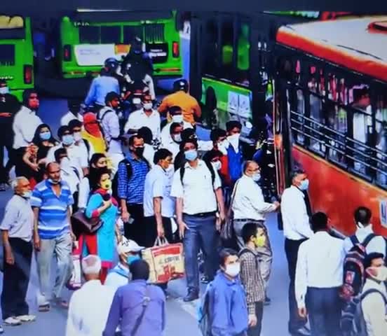 प्रीत विहार: नई दिल्ली के न्यू अशोक नगर में सोशल डिस्टेसिंग की जमकर उड़ाई जा रहीं हैं धज्जियां #corona #social_distance