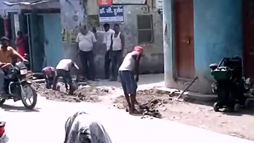 महराजगंज: मोहन बाजार में नगर पंचायत पदाधिकारी द्वारा नल-जल कार्य के लिए कराई जा रही है गड्ढे की खुदाई #नल_जल