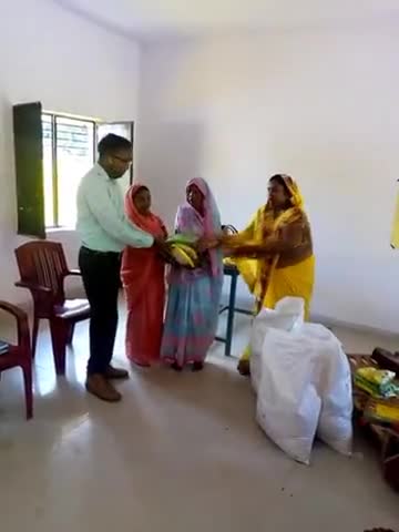 इकौना: भलुहिया दसौंधी के आंगनबाड़ी केंद्र पर पहुंचकर पर्यवेक्षक अधिकारी ने जांचकर पोषाहार का किया वितरण #पोषाहार