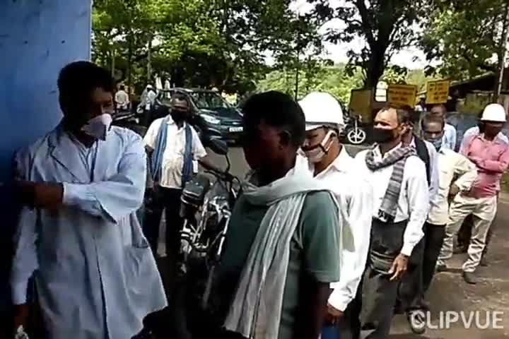 बेरमो: गोविंदपुर परियोजना में थर्मल स्क्रीनिंग के जरिए की जा रही है कामगारों के स्वास्थ्य की जांच #सीसीएल #थर्मल_स्क्रीनिंग