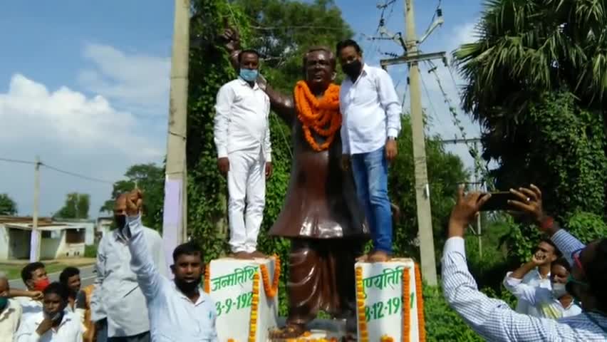 चंदनकियारी: आजसू पार्टी की ओर से चंदनकियारी के बोगुला मोड़ में मनाया गया बिनोद बिहारी महतो का जयंती समारोह #आजसु #पूर्व_विधायक
