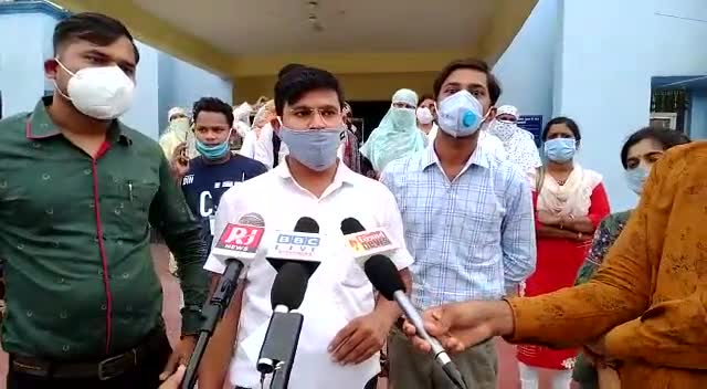 रायपुर: 24 घंटे के अल्टीमेटम के बाद भी रायपुर जिले के 150 से अधिक #NHM संविदा कर्मचारियों ने दिया सामूहिक इस्तीफा। #एनएचएम