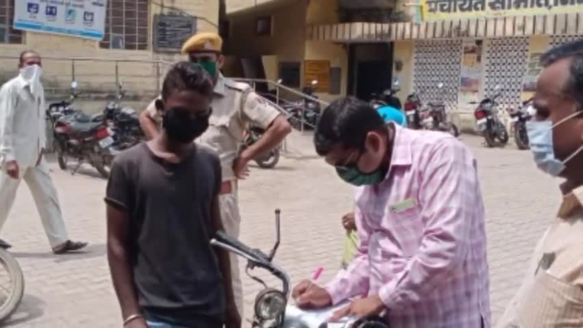निम्बाहेड़ा: पंचायत समिति निंबाहेड़ा परिसर में कोरोना गाइडलाइंस का उल्लंघन करने पर विकास अधिकारी के निर्देशन में काटे गए चालान #do