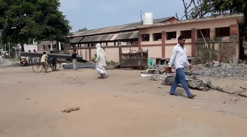 नकुड: सुल्तानपुर में मंडलायुक्त के निर्देश पर पैठ बाजार में रखे खोखे व्यापारियों ने स्वयं हटाए #मंडलायुक्त