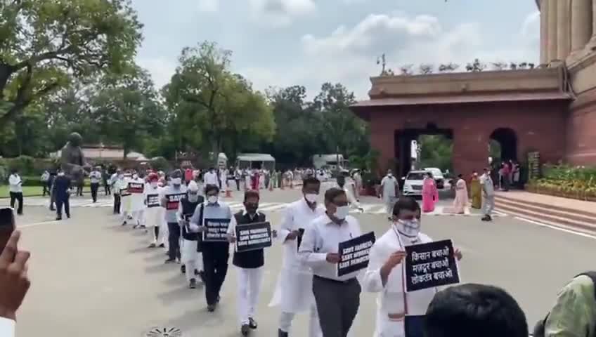 संसद भवन में जन विरोधी बिल के खिलाफ विपक्ष ने किया प्रदर्शन।
#किसान_विरोधी
#अलोक्तंत्रिक