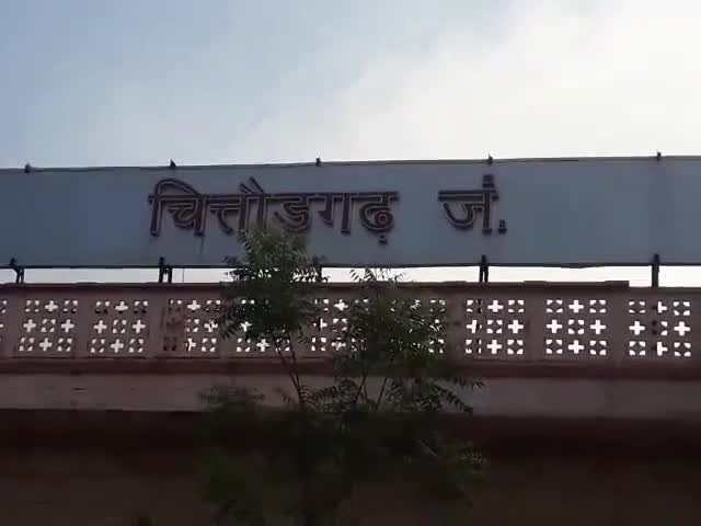 चित्तौड़गढ़: रेलवे स्टेशन के बाहर मिला अज्ञात 45 वर्षीय व्यक्ति का शव, जीआरपी ने पहचान के लिए मोर्चरी में रखवाया #जीआरपी
