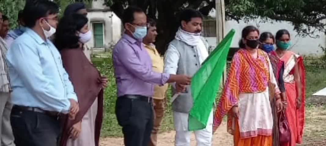 चान्दन: चांदन में डीडीसी ने मतदाता व पोषण जागरूकता रथ को हरी झंडी दिखाकर किया रवाना #जागरूकता_अभियान