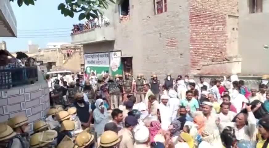 गोहाना: मुंडलाना गांव में कृषि मंत्री के दौरे के दौरान पीटीआई शिक्षकों व  किसानों ने किया विरोध, दिखाए काले झंडे #कृषि_मंत्री