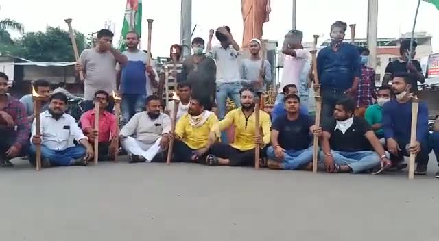 जब तक दुखी किसान रहेगा ...
    धरती पर तूफान रहेगा ...
#IStandWithFarmers #kisanvirodhinarendramodi