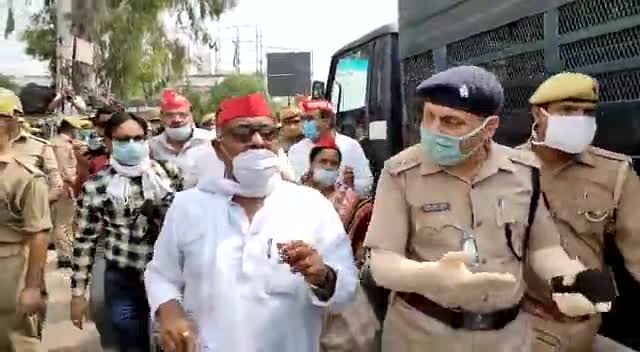#व्यापारी अनुज कर्णवाल को #इंसाफ दिलाने हेतु #संघर्ष के समय #पुलिस रोकते हुए

#Akhilesh_yadav जिंदाबाद