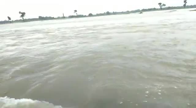 किशनगंज: पोठिया अंतर्गत सतमेढ़ी घाट का एप्रोच रोड के ऊपर से बह रहा पानी #flood2020 #biharelection #biharnews #DailyNews #khabar