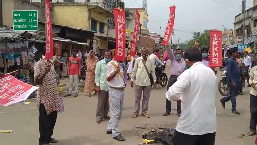 चंदनकियारी: चंदनकियारी के चौक पर ऑल इंडिया किसान खेत में जो समिति के लोगों ने पारित किए गए  किसान बिल को जलाया
#kisanbill2020