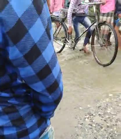 कटिहार: #सिमरिया बांध टूटने से मुख्य सड़क पर पानी हो जाने के कारण आने जाने में हो रही दिक्कत है﻿@#