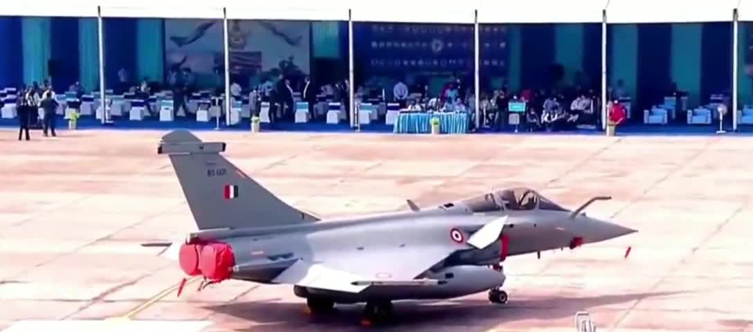 #भारत की नवीनतम लडाकू जहाज #राफेल की पहली महिला पायलट बनी वाराणसी की #शिवांगी सिंह. 
#भारतीय #वायुसेना #जयहिंद 🇮🇳