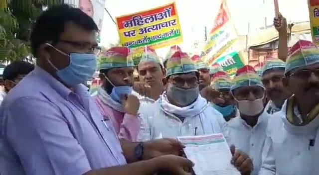 घाटमपुर: प्रसपा नेताओं ने घाटमपुर तहसील परिसर में एकत्र होकर कई मुद्दों को लेकर उप जिलाधिकारी को दिया एक ज्ञापन #प्रसपा