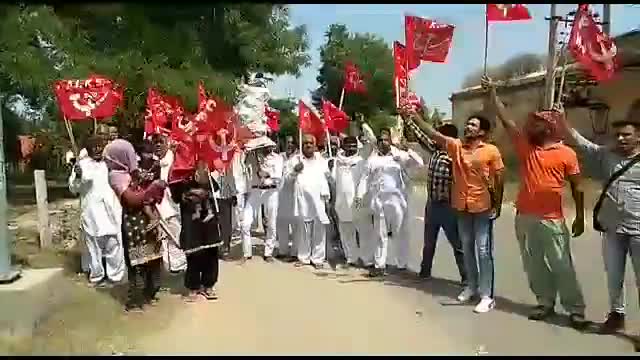 भट्टूकलां: भट्टूकलां में कम्युनिस्ट पार्टी मार्क्सवादी ने मार्केट कमेटी के सामने केंद्र सरकार का पुतला फूंका #माकपा