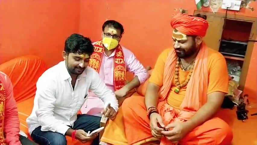 अयोध्या हनुमानगढ़ी के महंत श्री राजूदास जी महाराज के समक्ष #गायक #सोनू_सुगम जी की शानदार प्रस्तुति👇👇
#UddhavVsKangna