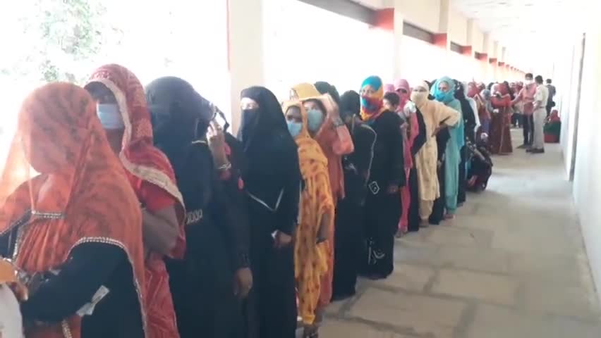 झुंझुनू: धनूरी गांव में मतदान के दौरान नहीं किया जा रहा है सोशल डिस्टेंसिंग का पालन #मतदान #सोशल_डिस्टेंस