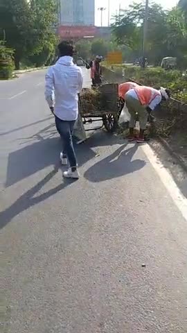 गुरुग्राम: Sector 29 में supervisor { Hîmåñshü BädGùjjâr} की देखरेख मे नगर निगम के क्रमचारी कार्य करते हुए #स्वच्छ_भारत_अभियान