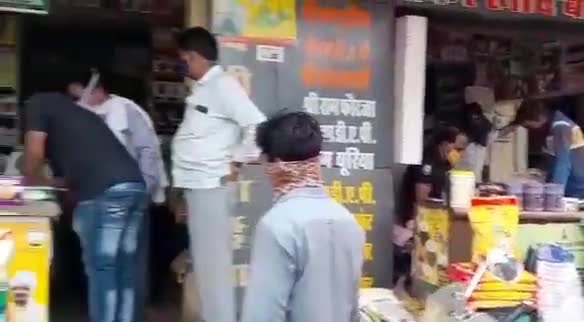 बेगुं: बेगू नगर पालिका के कर्मचारियों ने बिना मास्क के बैठे दुकानदारों के चालान काटे #कार्रवाई #नगर_पालिका