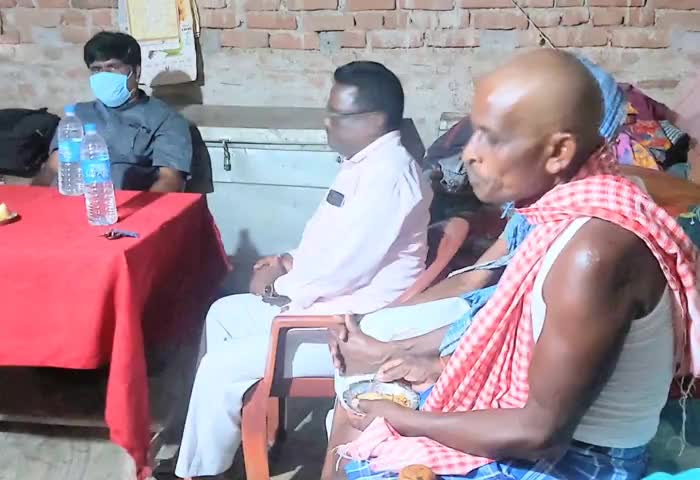 गोमिया: कर्रीखुर्द में श्राद्धकर्म कार्यक्रम में शामिल हुए पूर्व विधायक योगेंद्र प्रसाद, परिजनों को बंधाया ढाढस #पूर्व_विधायक