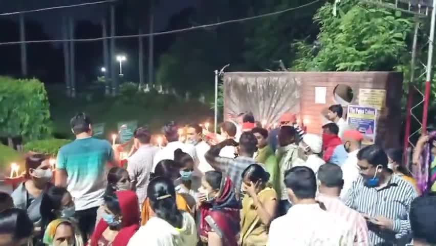 उन्नाव: हाथरस में युवती के साथ दुष्कर्म मामले को लेकर लोगों ने निराला पार्क उन्नाव में निकाला कैंडल मार्च #कैंडल_मार्च