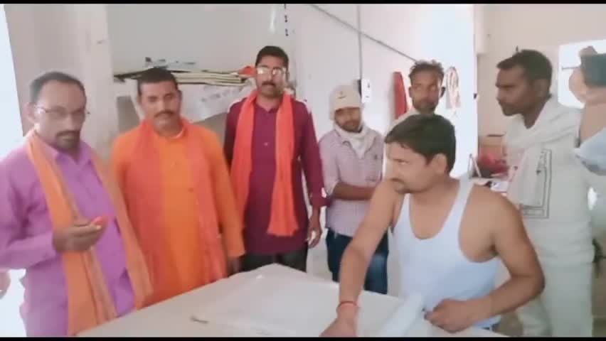 गोंडा: आर्य नगर हिंदू युवा वाहिनी के ब्लॉक अध्यक्ष ने विद्युत उपकेंद्र आर्य नगर का किया निरीक्षण #हियुवा #विद्युत_विभाग