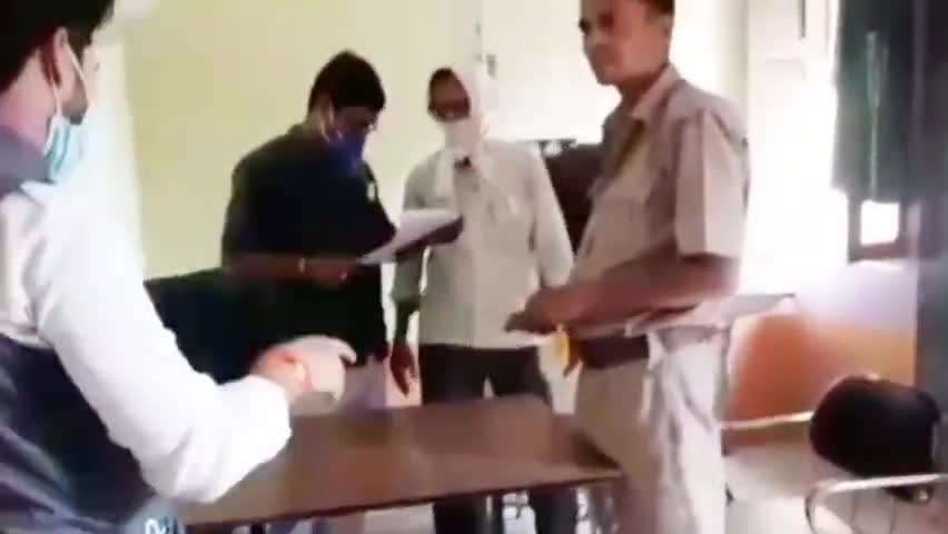 रानीगंज: गौरा सीएचसी में मौजूद पुलिसकर्मी को बिना मास्क लगाए देख भड़के छात्र नेता, दी मास्क पहनने की हिदायत #छात्र_नेता #chc