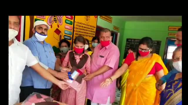 बस्ती: परिषदीय विद्यालय डारीडीहा में BEO ने छात्रों को वितरित किया ड्रेस, खिले बच्चों के चेहरे #beo #शिक्षा