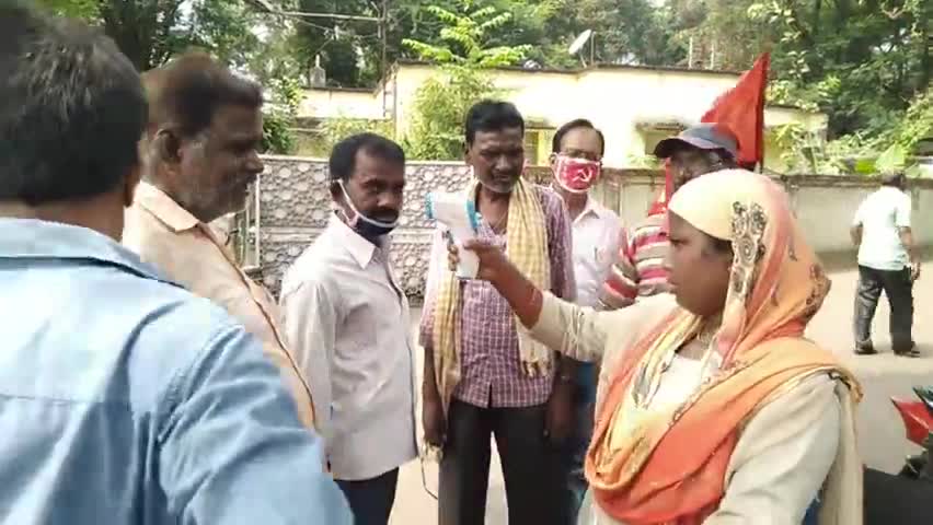 बेरमो: करगली सीसीएल महाप्रबंधक कार्यालय में स्वास्थ्य जांच और सैनिटाइज कर लोगों को दिया जा रहा प्रवेश #सीसीएल