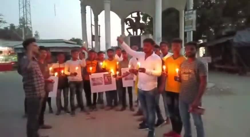 बीघापुर: हाथरस की घटना को लेकर करणी सेना ने बक्सर में निकाला कैंडल मार्च #करणी_सेना #कैंडल_मार्च