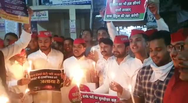 आज सभी समाजवादी साथियों के साथ #हाथरस में दर्दनाक घटना की शिकार हुई बहन के लिए #कैंडल_मार्च निकाला ।