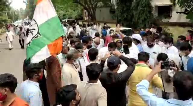 रायपुर: कोरोना गाइडलाइन सिर्फ आम जनता और गरीबों के लिए है, सरकार और उनके नुमाइंदों के लिए क्या नियम कायदे। #पैदल_मार्च #किसान