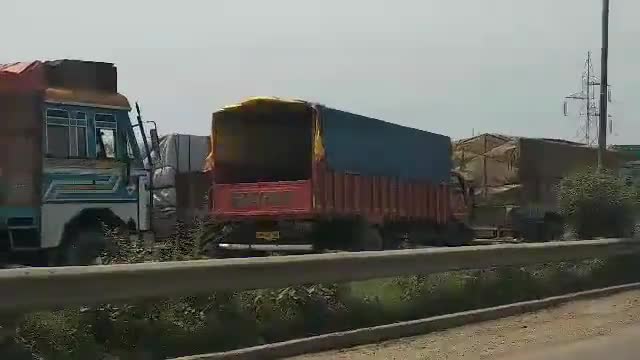 सासाराम: सासाराम के टोल प्लाजा पर लगे भीषण जाम में घंटों फंसे रहे सैकड़ों ट्रक, यात्री रहे परेशान #ट्रैफिक_जाम