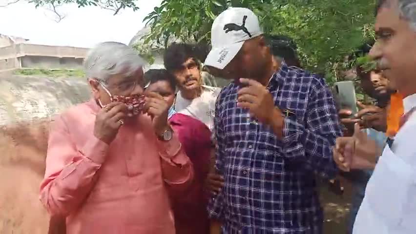 गढ़वा: सोनपुरवा स्थित शिव डोढ़ा मंदिर में पलामू सांसद बीडी राम ने परिजात का पौधा लगाकर किया वृक्षारोपण #सांसद #पौधा