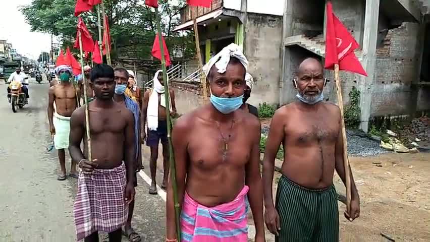 लोहरदगा: कृषि विधेयक बिल के विरोध में अर्द्धनग्न होकर किसानों ने की पदयात्रा, शहरी क्षेत्र में भ्रमण कर जताया विरोध #कृषि_विधेयक