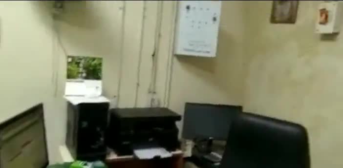 फरेंदा: #सिद्धार्थनगर--भारतीय स्टेट बैंक के शाखा प्रबंधक का कार्यालय में सोते वीडियो सोशल मीडिया पर हुआ वायरल...