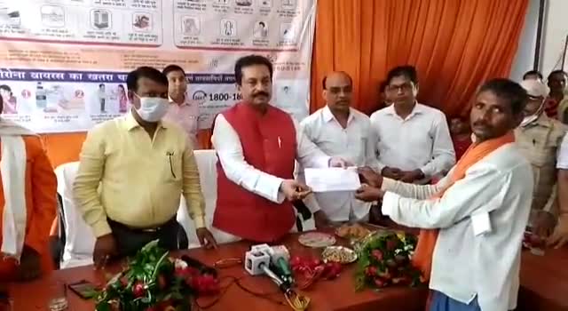 चायल: भरवारी नगर पालिका में गांधी जयंती पर चायल विधायक ने सफाई कर्मियों को किया सम्मानित #गाँधी_जयंती