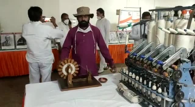 #गांधी_जयंती आमजन की ही नहीं संसार की भी सबसे बड़ी ताकत सत्य और अंहिसा
जो चरखे के जैसे धीरे और लगातार गति से है
विनेश..