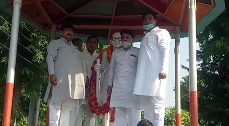 इटावा: प्रसपा कार्यकर्ताओं ने नुमाइश में महात्मा गांधी की प्रतिमा पर माल्यार्पण कर दी श्रद्धांजलि #प्रसपा #गांधी_जयंती