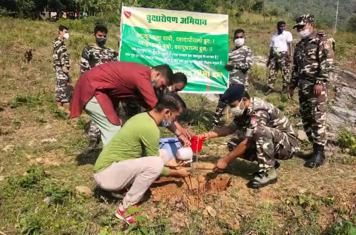 डीडीहाट: महात्मा गांधी और लाल बहादुर शास्त्री की जयंती पर एसएसबी ने झूलाघाट में किया वृक्षारोपण #गांधी_जयंती #एसएसबी
