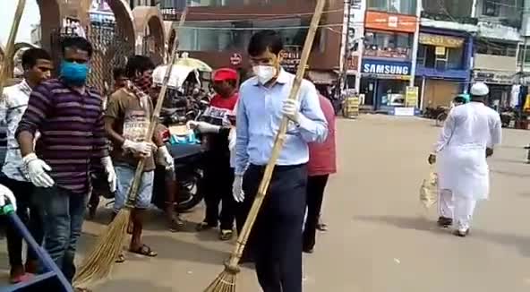 दरभंगा: दरभंगा नगर निगम के नगर आयुक्त ने गांधी जयंती के अवसर पर गांधी प्रतिमा के पास की सफाई #गांधी_जयंती #स्वच्छता_अभियान