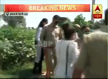 #HathrasCase | ABP News की टीम  के साथ यूपी पुलिस कर रही बदसलूकी, पीड़िता के गांव जाने से रोकने के लिए लगा रही पूरा बल