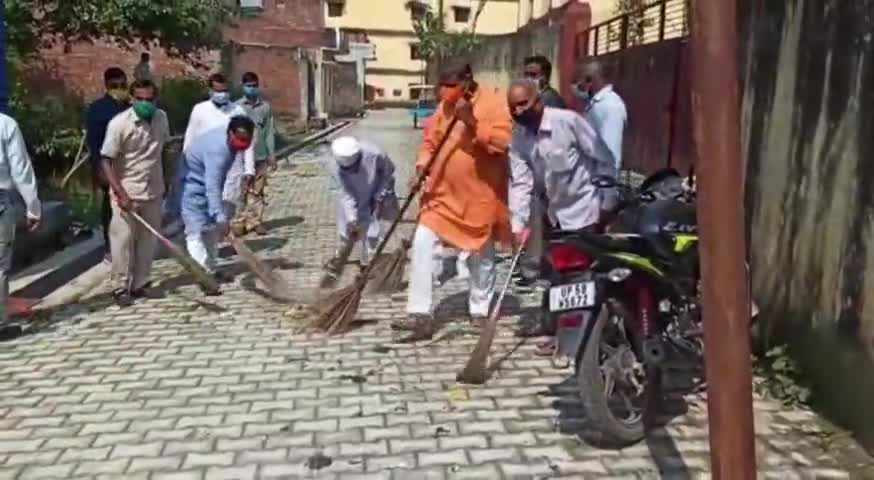खलीलाबाद: 'मिशन मोदी अगेन पीएम' के पदाधिकारियों ने सेवा सप्ताह के तहत औद्योगिक नगर मोहल्ले में की सड़कों की सफाई #स्वच्छता_अभियान