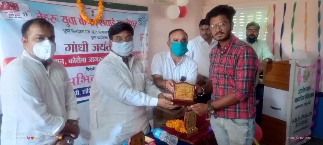 गंगापुर: सालोदा मोड़ में आशीष बाल माध्यमिक विद्यालय द्वारा किया गया कोरोना योद्धाओं का सम्मान #कोरोना_योद्धा