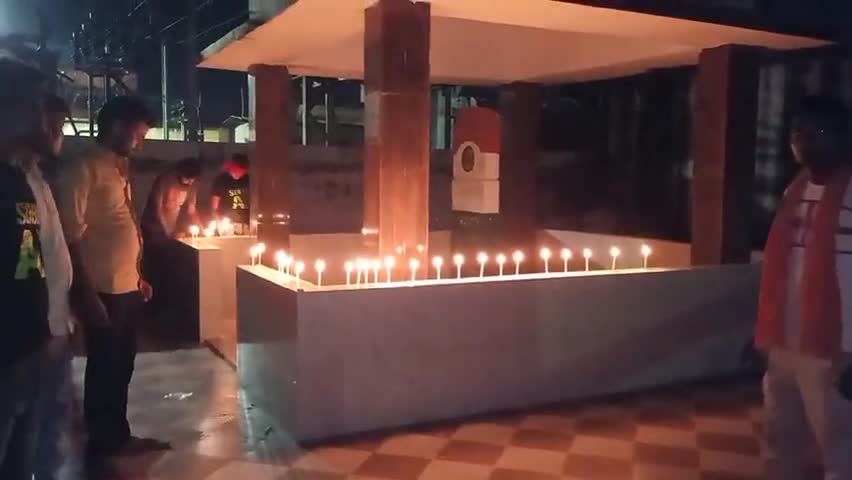 इकौना: हाथरस की घटना को लेकर इकौना के शहीद स्मारक पर अवध केसरी सेना के लोगों ने कैंडल जलाकर दी श्रंद्धांजलि #शोक_सभा
