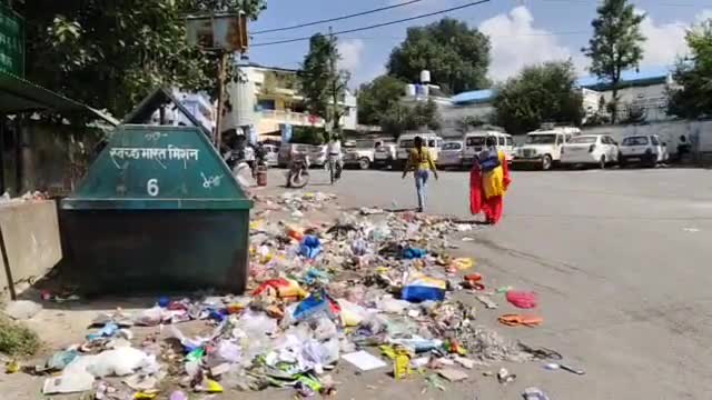 पिथौरागढ़: पिथौरागढ़ के टकाना तिराहे पर स्थापित कूड़ेदान लोगों के लिए बना परेशानी का सबब, फैली रहती है गंदगी #स्वच्छता_अभियान
