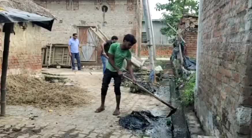 इकौना: पटेल नगर मुहल्ले में अधिशाषी अधिकारी के नेतृत्व में चला सफाई अभियान #स्वच्छता_अभियान