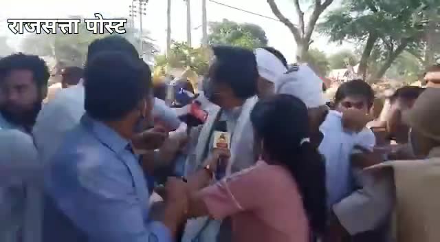 हाथरस में पीड़िता के गांव में जाने पर जयंत चौधरी व पुलिस की धक्का-मुक्की,व उनपर लाठीचार्ज किया गया।

#बेहद शर्मनाक घटना