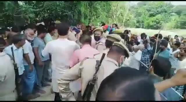 संडीला: ब्रेकिंग न्यूज़
दिनदहाड़े बदमाशों ने युवक को दौड़ा दौड़ा कर गोलियों से छन्नी किया युवक की मौके पर मौत #गोलीकांड #हत्या